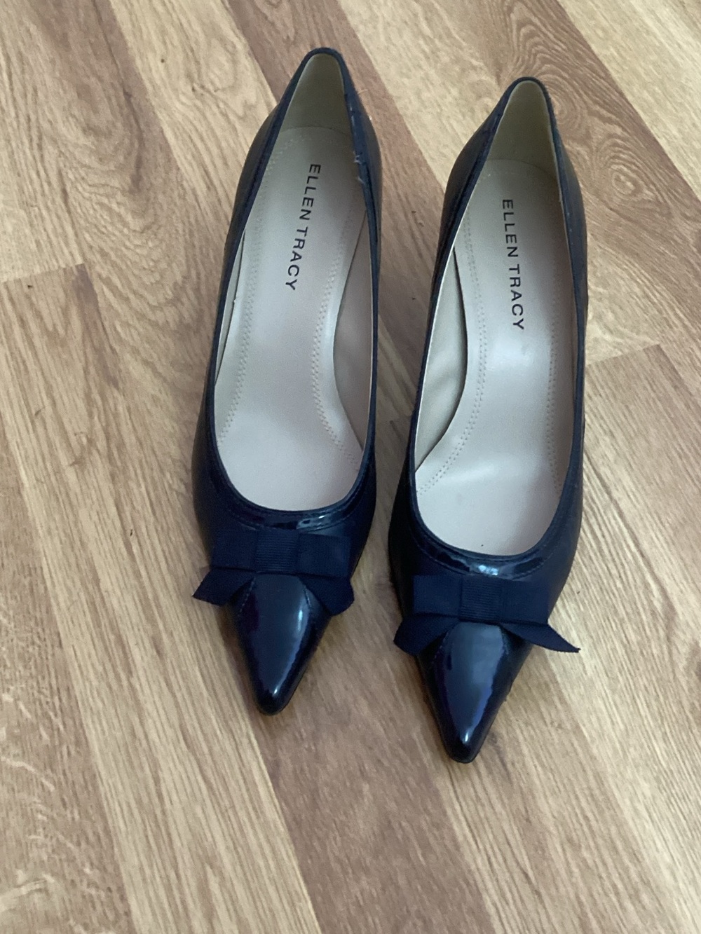 Ellen Tracy Eclipse Navy Patent Pointed Toe Kitten Heel Pumps with Bow, size 8.